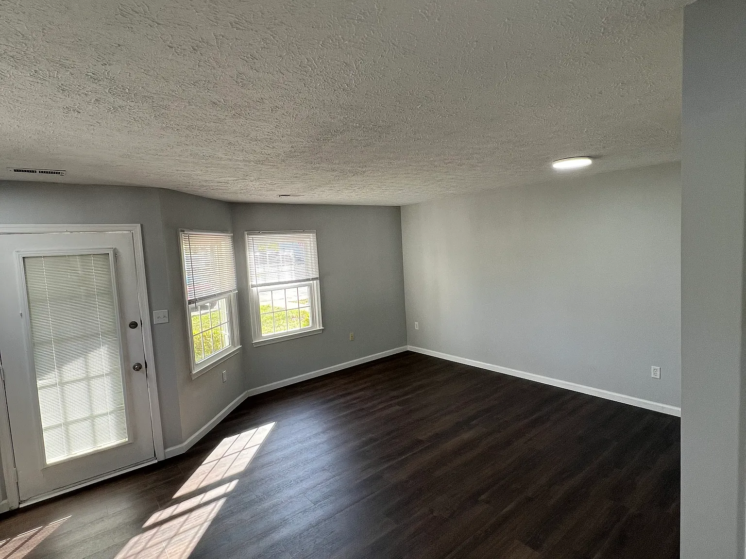 3 bed, 2.5 bath, 1374 sqft, $2,350 — Photo 4