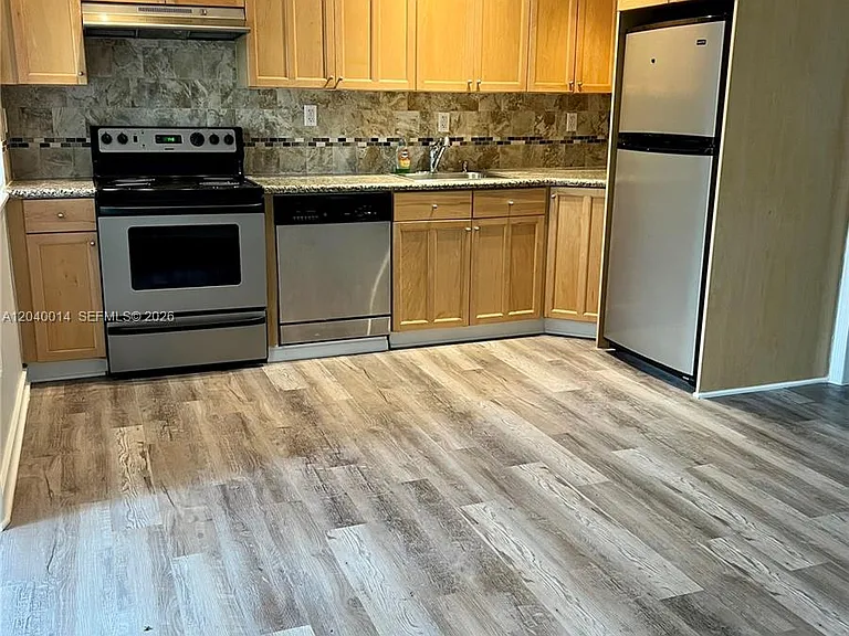 590 NW 40th Ct #3 — Photo 5