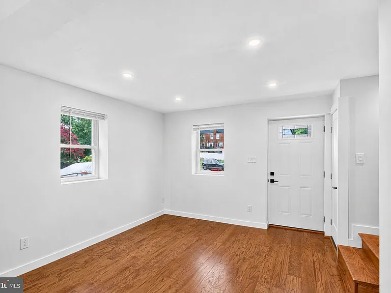 2218 Farrington Ave — Photo 25