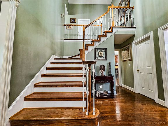 5th image of 215 Northwood Ave