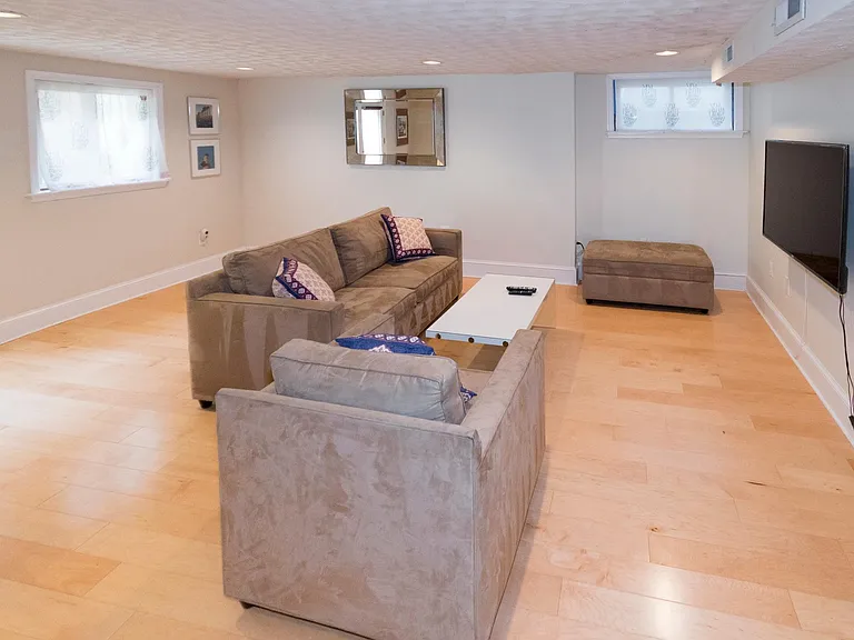 2817 Bellevue Ter NW — Photo 4