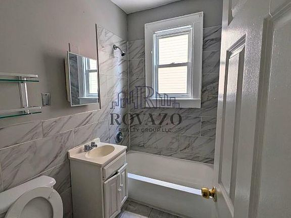 4th image of 417-419 Leslie St #1L