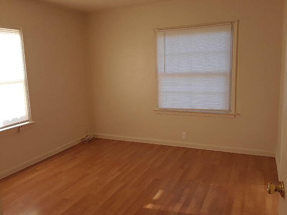 Bedroom. New window blinds. 