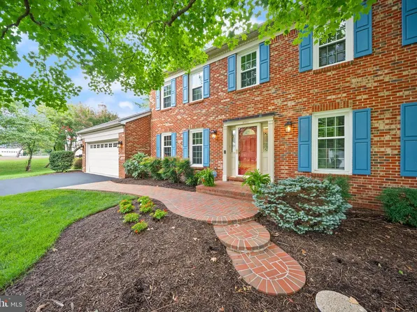 2711 Mustang Dr, Herndon, VA 20171
