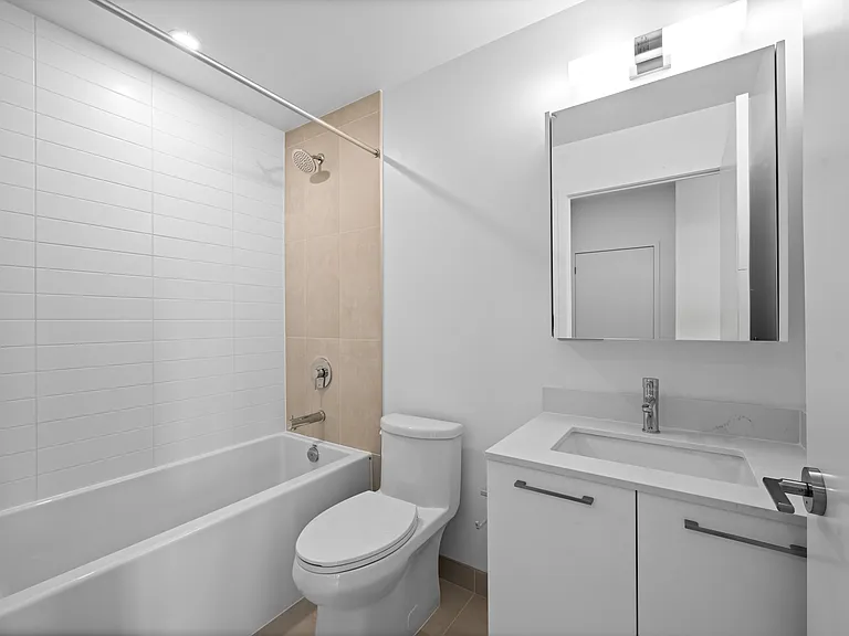 101 Roehampton Ave — Photo 132