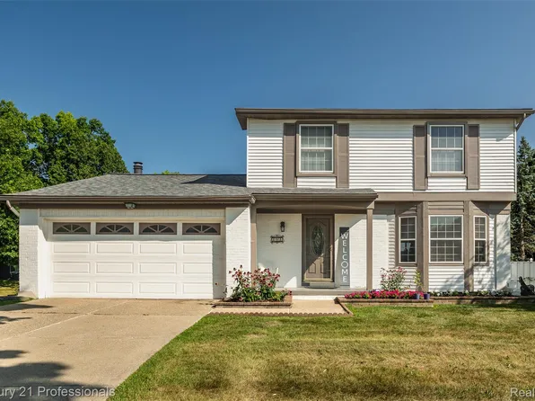 808 Oak Ridge Ct, Brighton, MI 48116