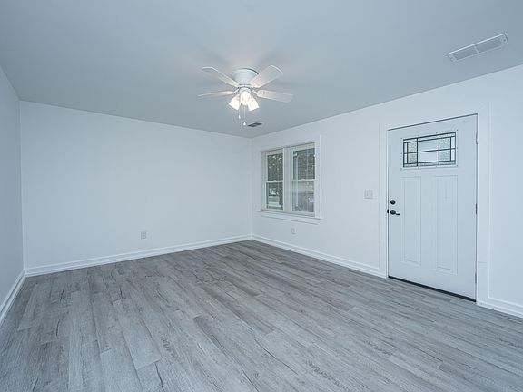 4th image of 814 Hoss Rd