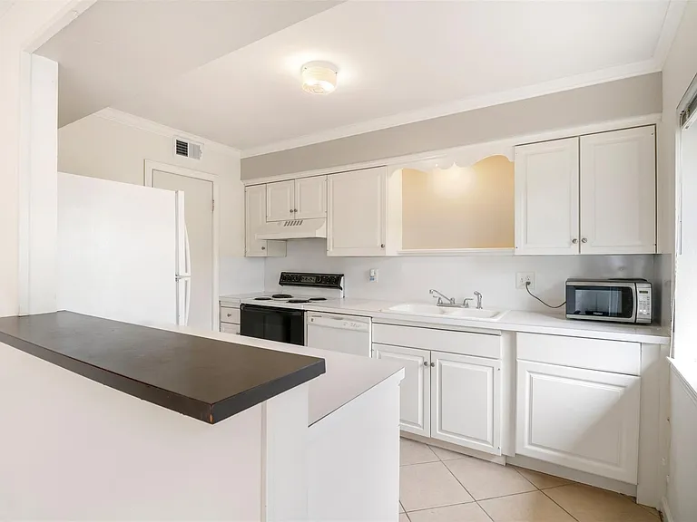 6332 Chevy Chase Dr #16 — Photo 7