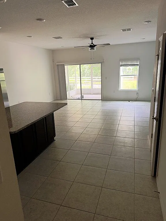 3 bed, 2.5 bath, 1635 sqft, $1,995 — Photo 3