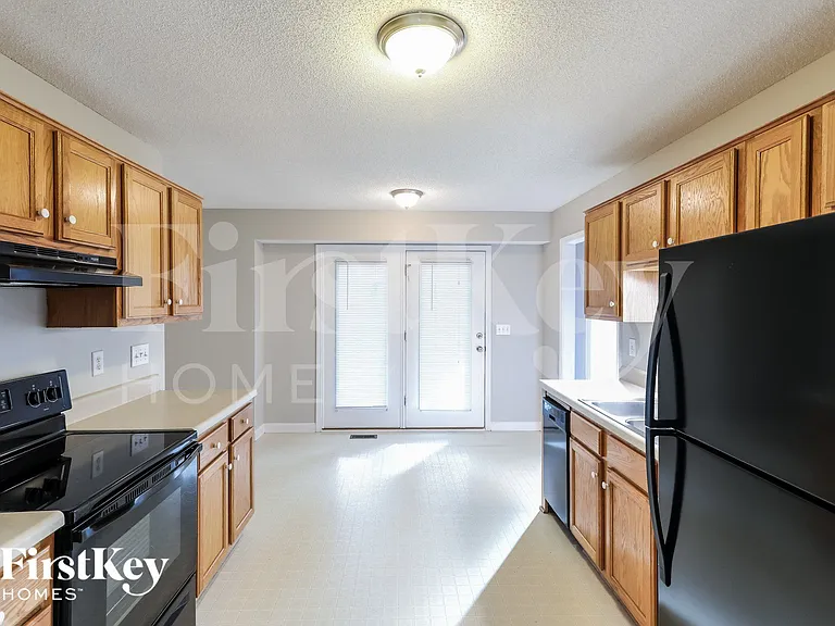 3240 Hilltop Cir — Photo 6