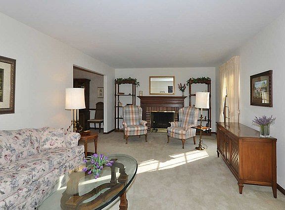 3rd image of 1107 N Carlyle Ct