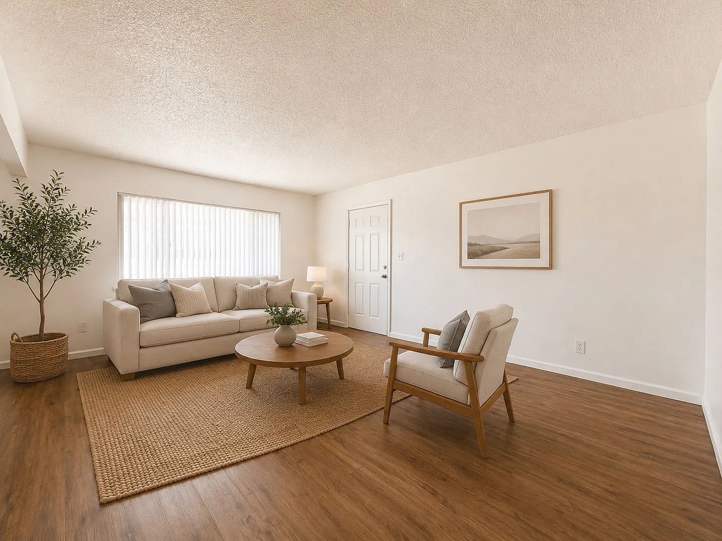 2043 E Saginaw Way — Photo 3