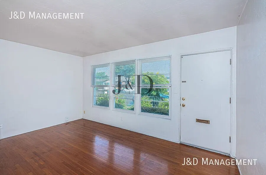 Cottage-Style Apartment in University Heights! — Photo 2