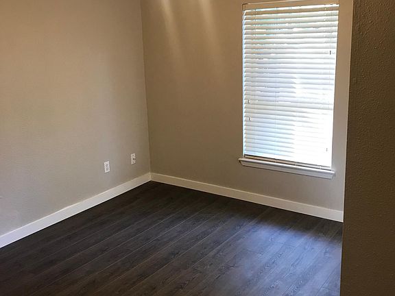5th image of 104 E Drake Dr