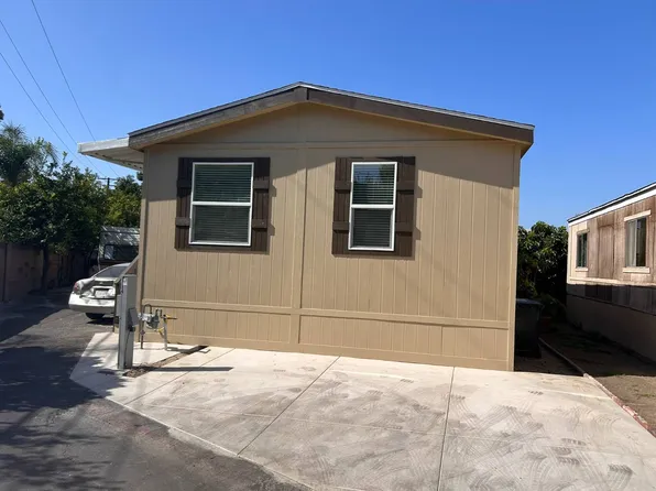 210 Amalfi Dr #28, Santa Ana, CA 92703