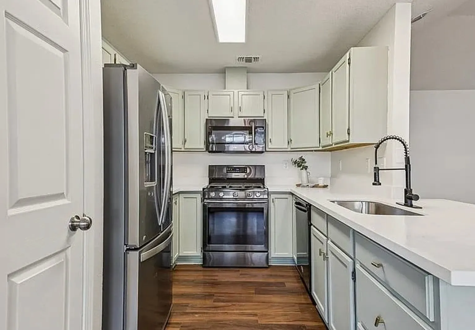 Beautiful Updated 3 bed 2 bath home immediately available- Pet Friendly — Photo 3