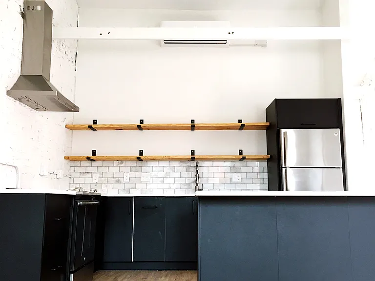 1607 Main St #7 — Photo 5