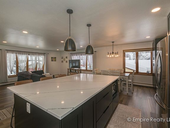 4th image of 462 Carlton Dr