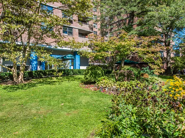 212 East B'way image 1 of 8