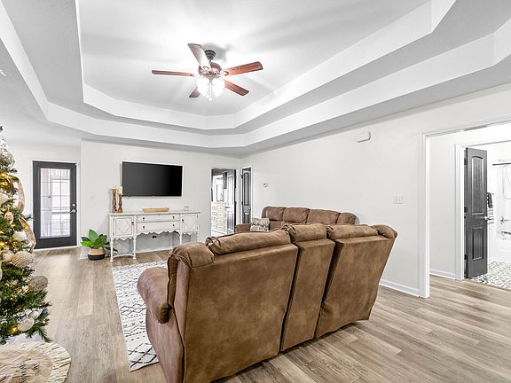 4th image of 409 Chestnut Grove Way
