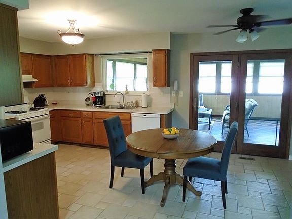 5th image of 698 Woodbridge Dr