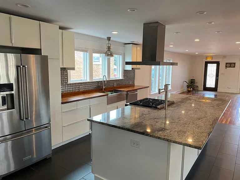 7807 Nagle Ave — Photo 10