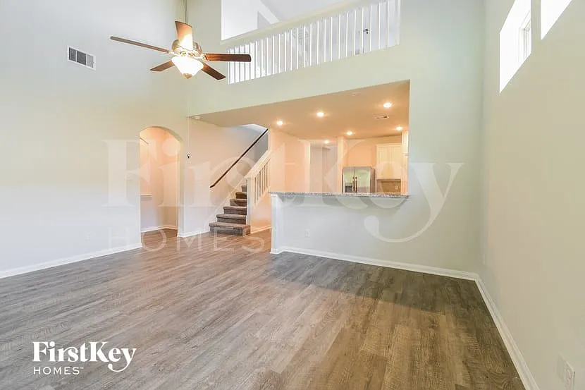 4 bed, 3.0 bath, 2366 sqft, $2,115 — Photo 2