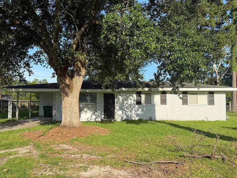 107 Sherry Dr — Photo 1