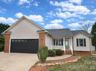 5505 Creek Point Dr, Hickory, NC 28601