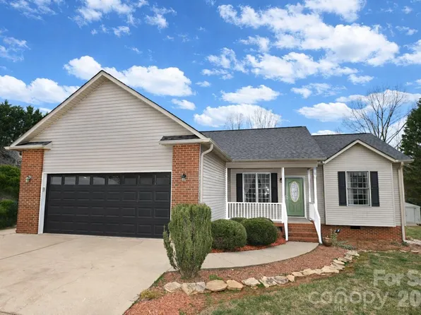 5505 Creek Point Dr, Hickory, NC 28601
