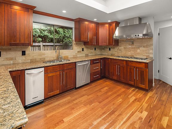 Fantastic chef's kitchen with high end appliances