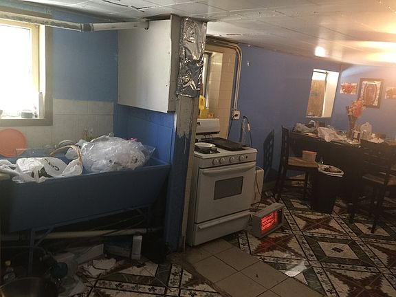 4th image of 3252 W Warner Ave