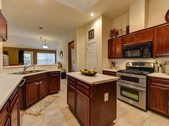 4th image of 1711 Azalea Dr