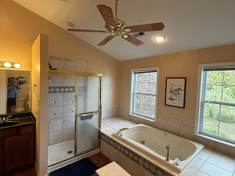1006 Glendevon Dr — Photo 32
