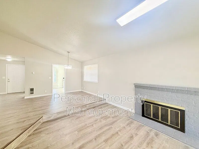 3 bed, 2.0 bath, 1240 sqft, $2,495 — Photo 3