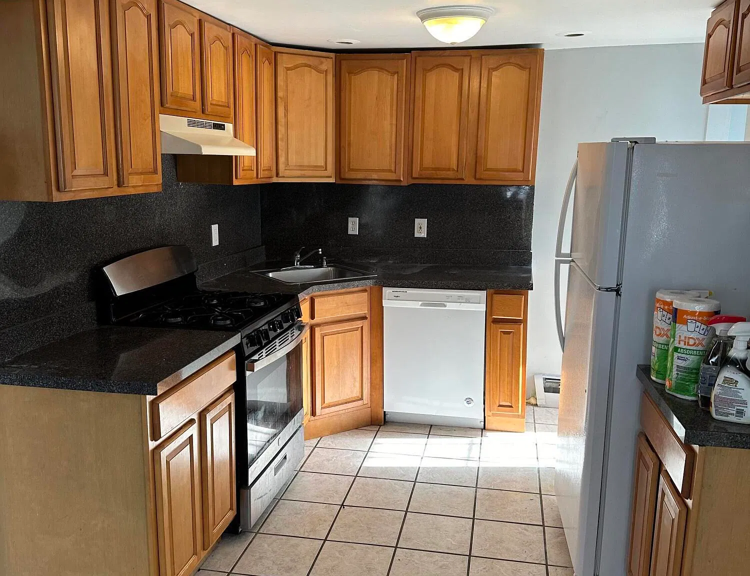 3 bed, 900 sqft, $2,400 — Photo 2