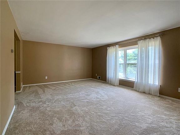 4th image of 1206 McKnight Dr