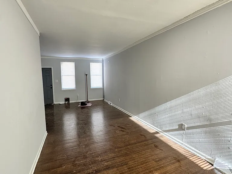 832 W 5th St — Photo 2