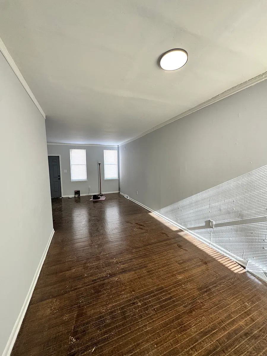 Building Photo - 832 W 5th St