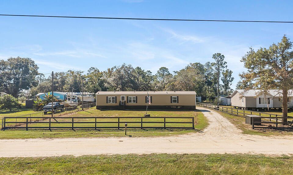 1st image of 808 NE Robin Ln