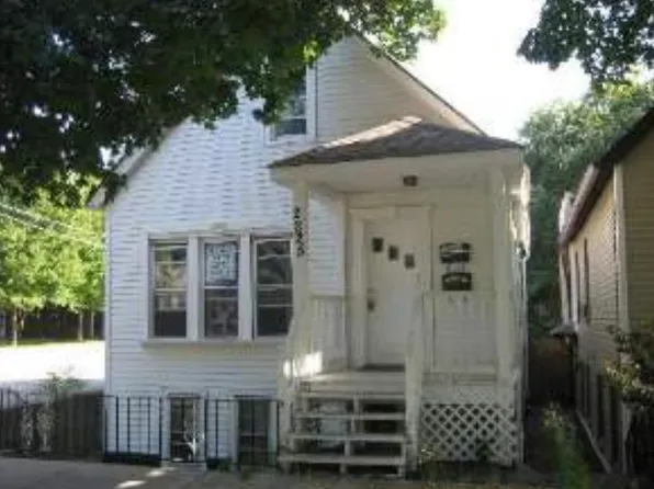 2225 W Oakdale Ave, Chicago, IL 60618