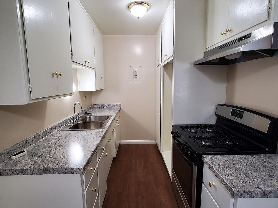 1st image of 440 N Mentor Ave