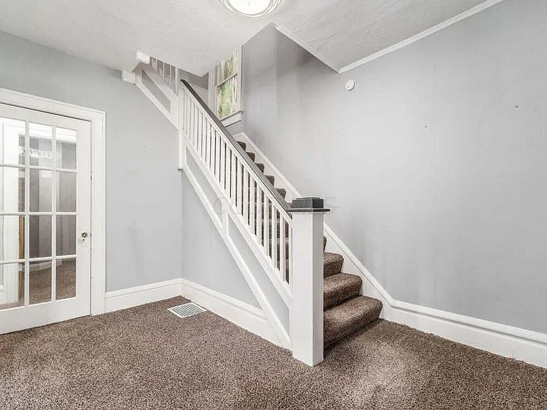 2339 Summit St — Photo 4