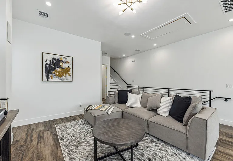 2429 Vagas St — Photo 16