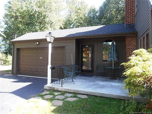 Side driveway entrance and ...