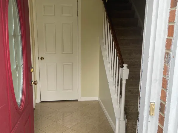 8010 Diving Cliff Ln, Springfield, VA 22153