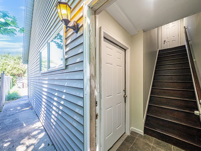 Bayview Ave — Photo 8
