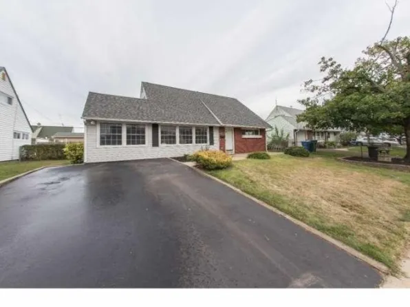 70 Jolly Ln, Levittown, PA 19055