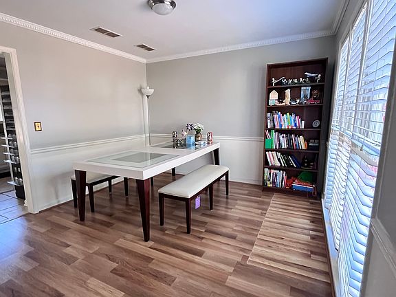 4th image of 208 Crescent Oak