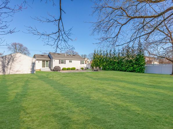 130 Meroke Lane, East Islip, NY 11730